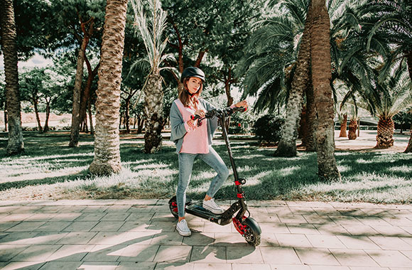 chica con casco skateflash