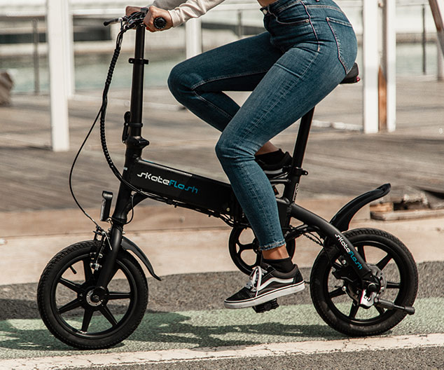 Skateflash compact imagen de chica con bicicleta electrica en movilmiento